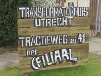 906251 Afbeelding van het bord 'TRANSFORMATORHUIS UTRECHT TRACTIEWEG bij 41 het FILIAAL', bij het transformatorhuis bij ...